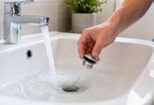 Abfluss am Waschbecken prüfen