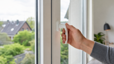 Klemmender Fenstergriff an einem modernen weißen Fenster