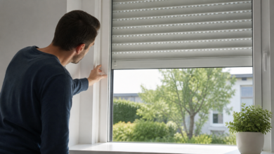 Halb geschlossener weißer Rollladen an einem Wohnhausfenster