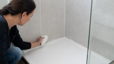Dunkle Verfärbung an einer Silikonfuge in einer Dusche