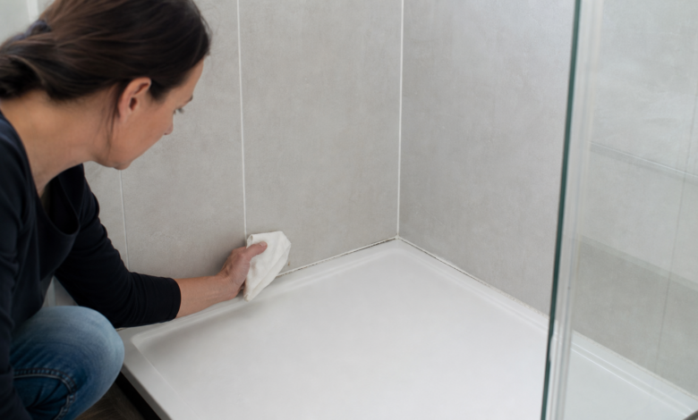 Dunkle Verfärbung an einer Silikonfuge in einer Dusche