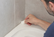 Erneuerte helle Silikonfuge in einer modernen Dusche