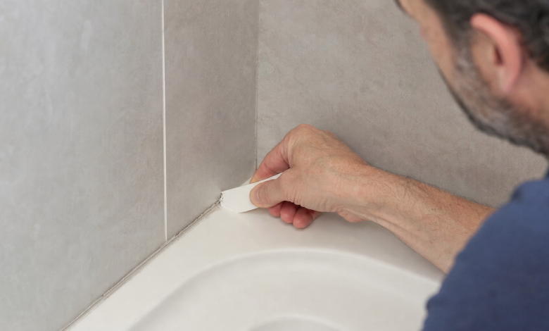 Erneuerte helle Silikonfuge in einer modernen Dusche