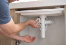 Siphon am Gewinde auf Dichtheit prüfen