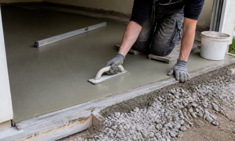 Frische Betonfläche wird mit Reibebrett gleichmäßig geglättet und anschließend nachbehandelt