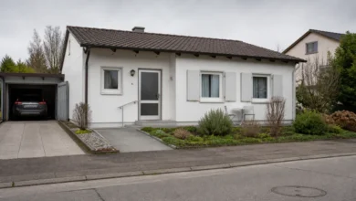Moderner eingeschossiger Fertighaus-Bungalow mit Terrasse und Garten