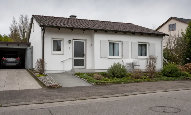 Moderner eingeschossiger Fertighaus-Bungalow mit Terrasse und Garten