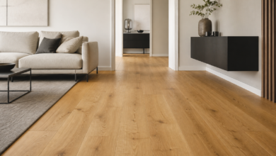 Moderner Wohnraum mit präzise verlegtem Designboden in warmer Eichenoptik