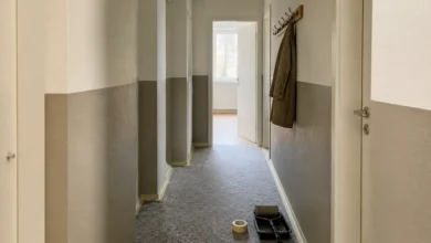 Schmaler Flur mit gerader zweifarbiger Wandgestaltung in Weiß und Taupe