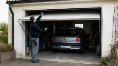 Günstiges manuelles Schwingtor an einer Einzelgarage beim Funktionscheck