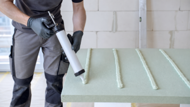 Schaumverträglicher Montagekleber wird mit einer Kartuschenpistole auf XPS aufgetragen