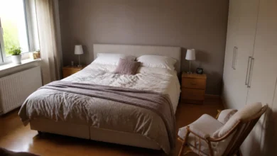 Richtig eingerichtetes Schlafzimmer mit Bett, Stauraum und freien Laufwegen