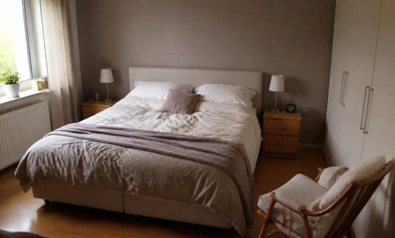 Richtig eingerichtetes Schlafzimmer mit Bett, Stauraum und freien Laufwegen