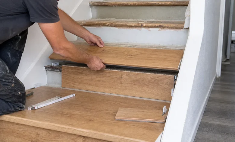 Holztreppe wird mit passgenauen Laminatstufen und sicheren Kantenprofilen renoviert