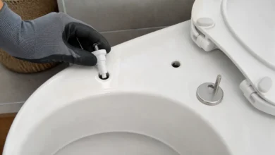 Montage einer WC-Sitz-Befestigung von oben in einem Blindloch