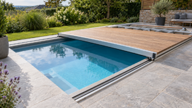 Teilweise geöffnete begehbare Poolabdeckung aus Holz auf Aluminiumrahmen